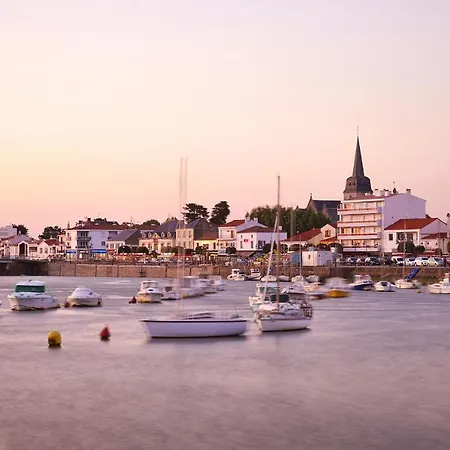 Les Pieds Dans L Eau A Gilles Croix De Vie *